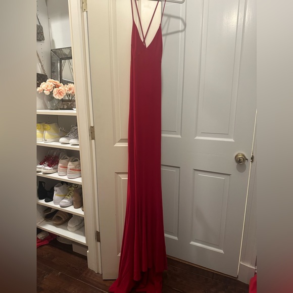 Beautiful REVOLVE Low Back Slip Mermaid Fishtail Gown in Red
Norma Kamali. - Picture 5 of 9